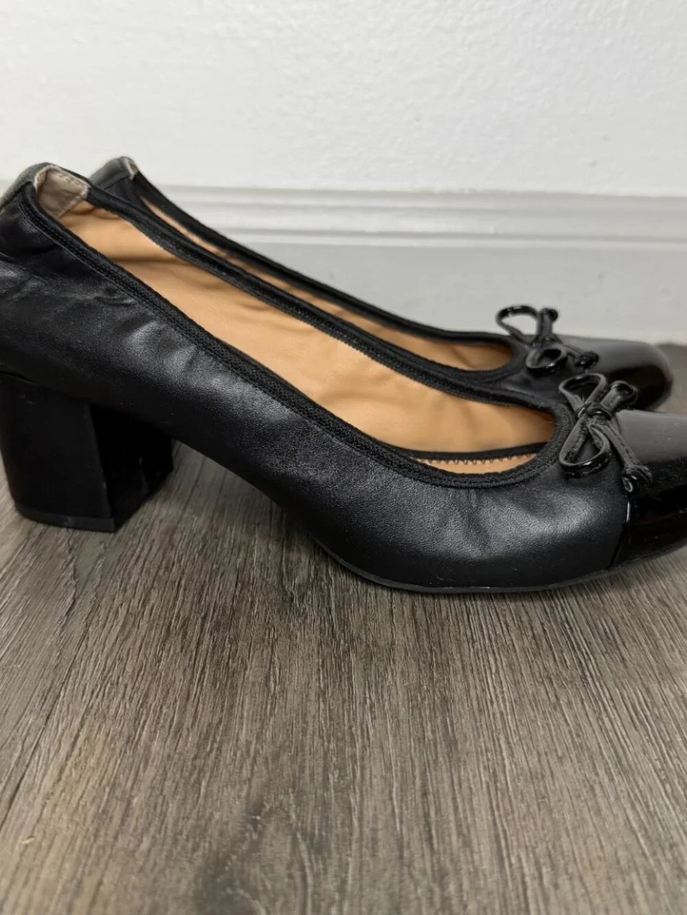 Me Too Women’s Black Leather Cap Toe Block Heel Pumps with Bow Size 7.5